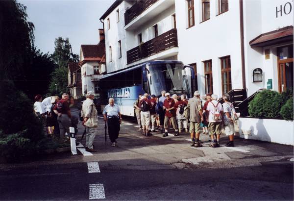 Treffen vor dem Hotel Skla fr unsere erste IVV - Wanderung Rund um das Dorf Mal Skla