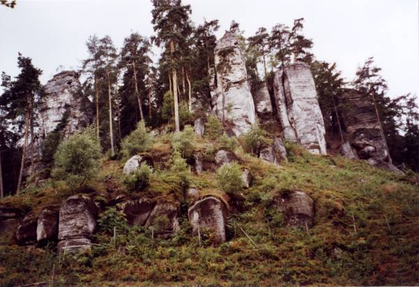 Wanderung um Schlo Hrub Skla durch die Felsen zum Kurort Sedmihorky und zur Burgruine Valdstejn