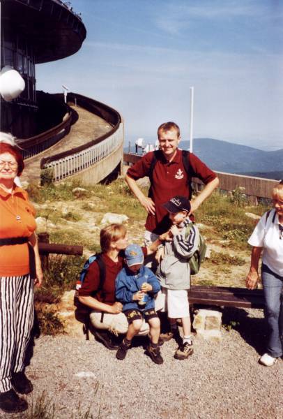 Wanderfhrer Petr Horcek mit Familie auf dem Gipfel Jestd