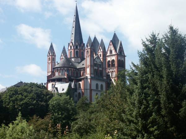 Blick zum Limburger Dom von der Lahn